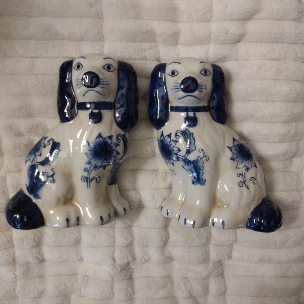 6" Tall Pair Of Blue & White Staffordshire Style Dogs